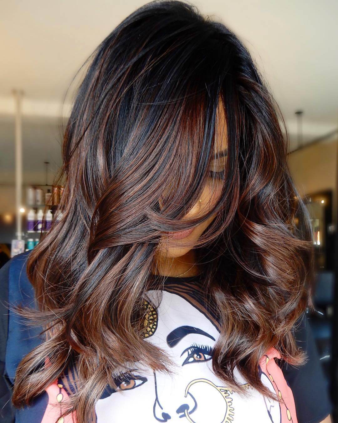 Балаяж на тёмные волосы длинные. Мелирование балаяж. Мелирование волос брюнетка. Балаяж шатен. Каштановый с белыми прядями.