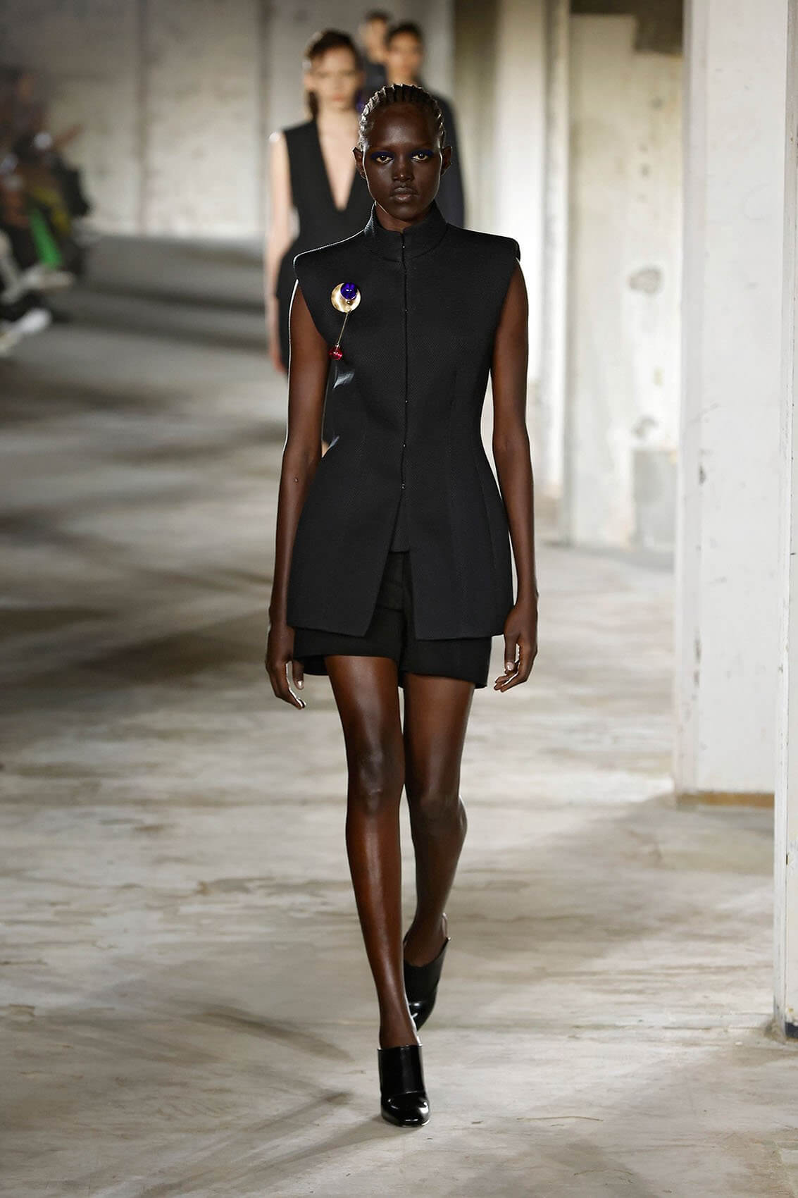 巴黎時裝周SS23】DRIES VAN NOTEN 2023 春夏系列宣揚樂觀主義,鮮艷