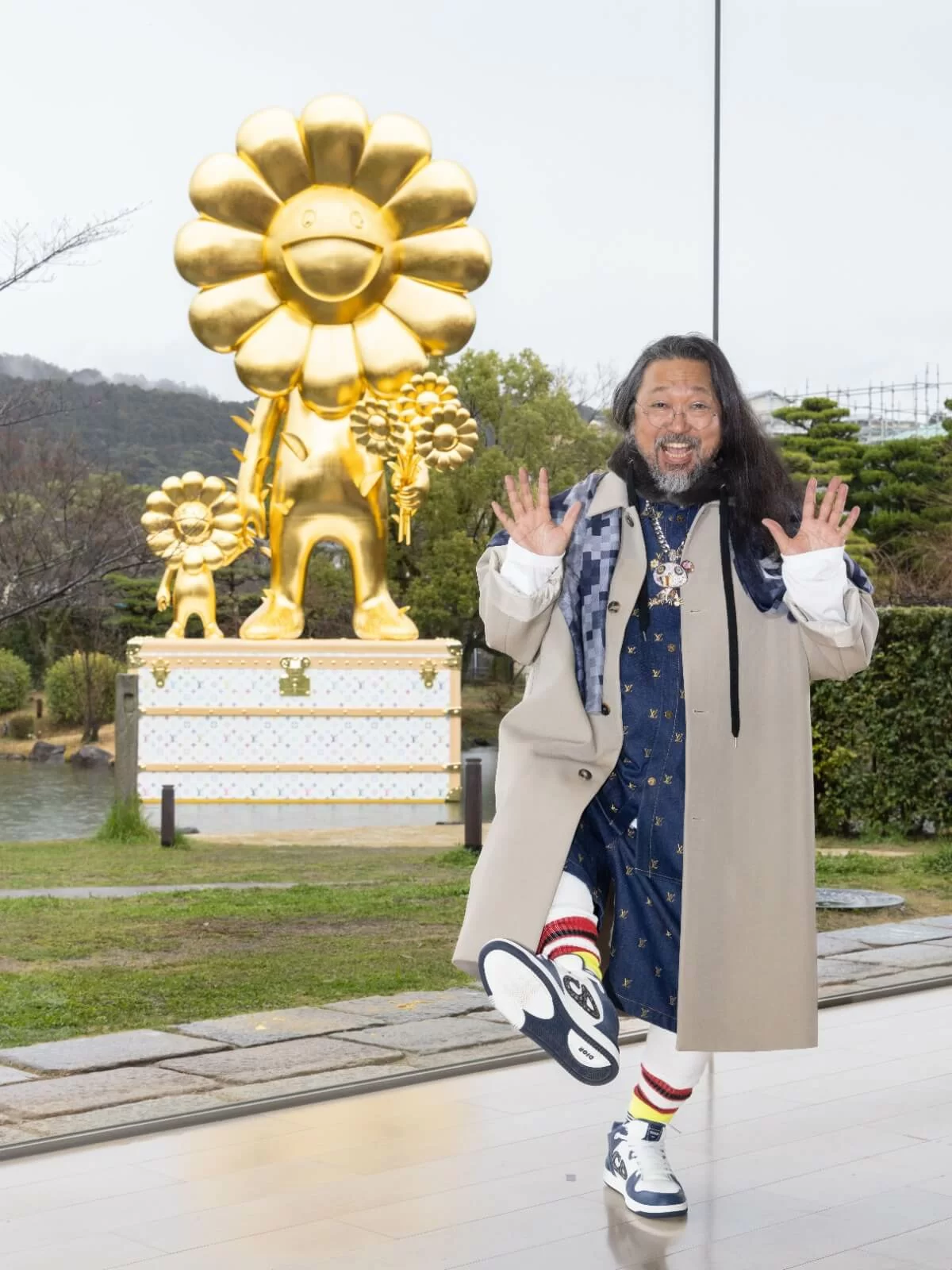 村上隆與LV合作的巨型金色雕塑《FLOWER PARENT AND CHILD》於