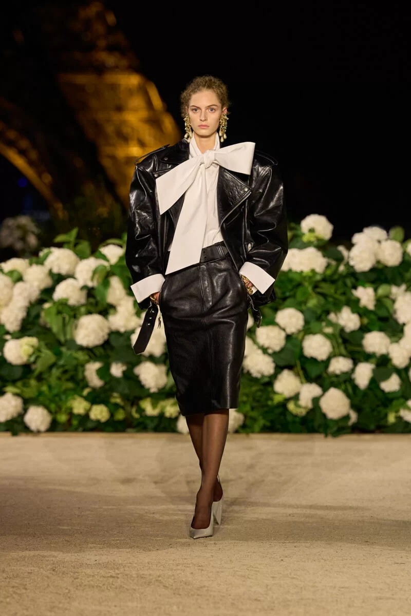 SAINT LAURENT 2026 <span class="zh">春夏系列</span>：<span class="zh">在巴黎鐵塔下的花園</span>，<span class="zh">譜寫出</span> YSL <span class="zh">女郎從強勢到溫柔的多元面貌</span>｜2026 <span class="zh">春夏巴黎時裝周</span>